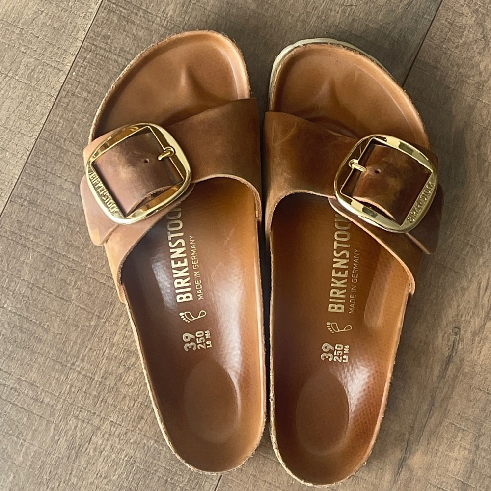 Size 39 (I wear an 8-8.5 and they fit)